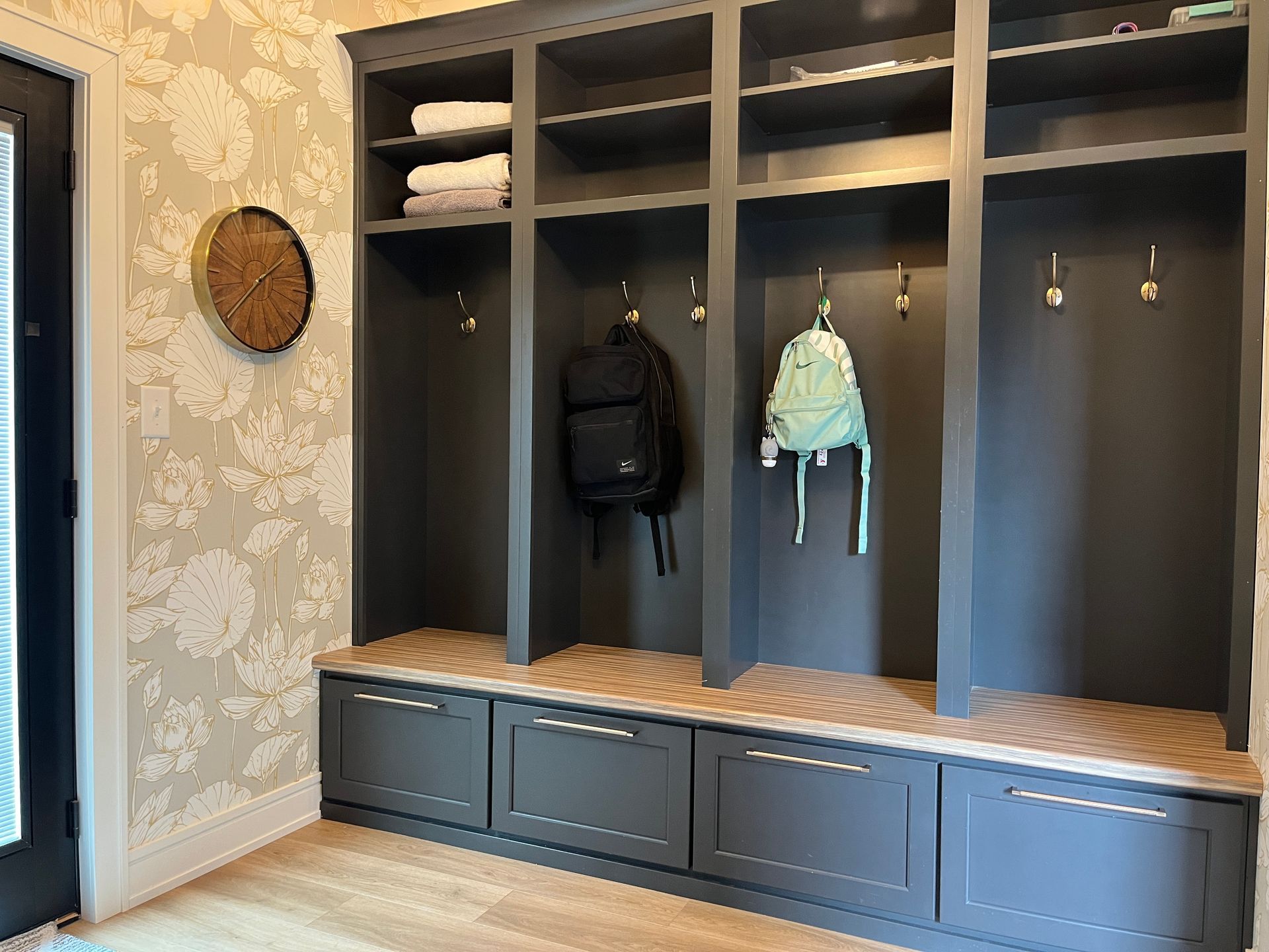 Racks for hanging up backbacks and placing towels.