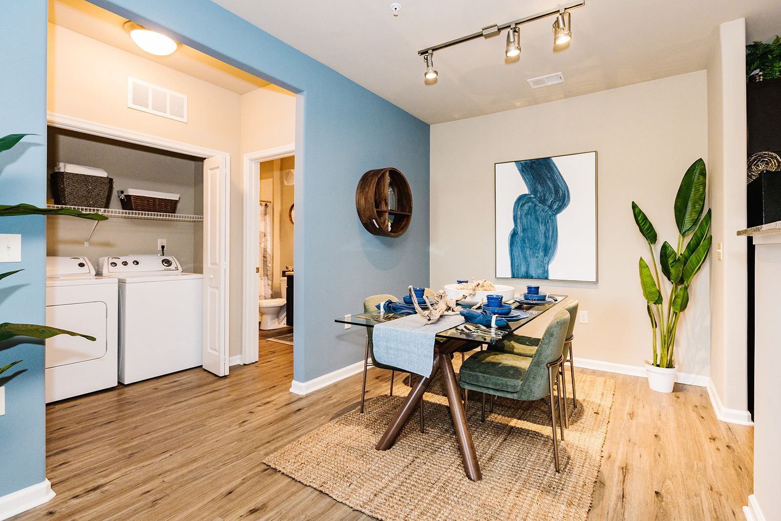 Settler's Landing apartment dining area.