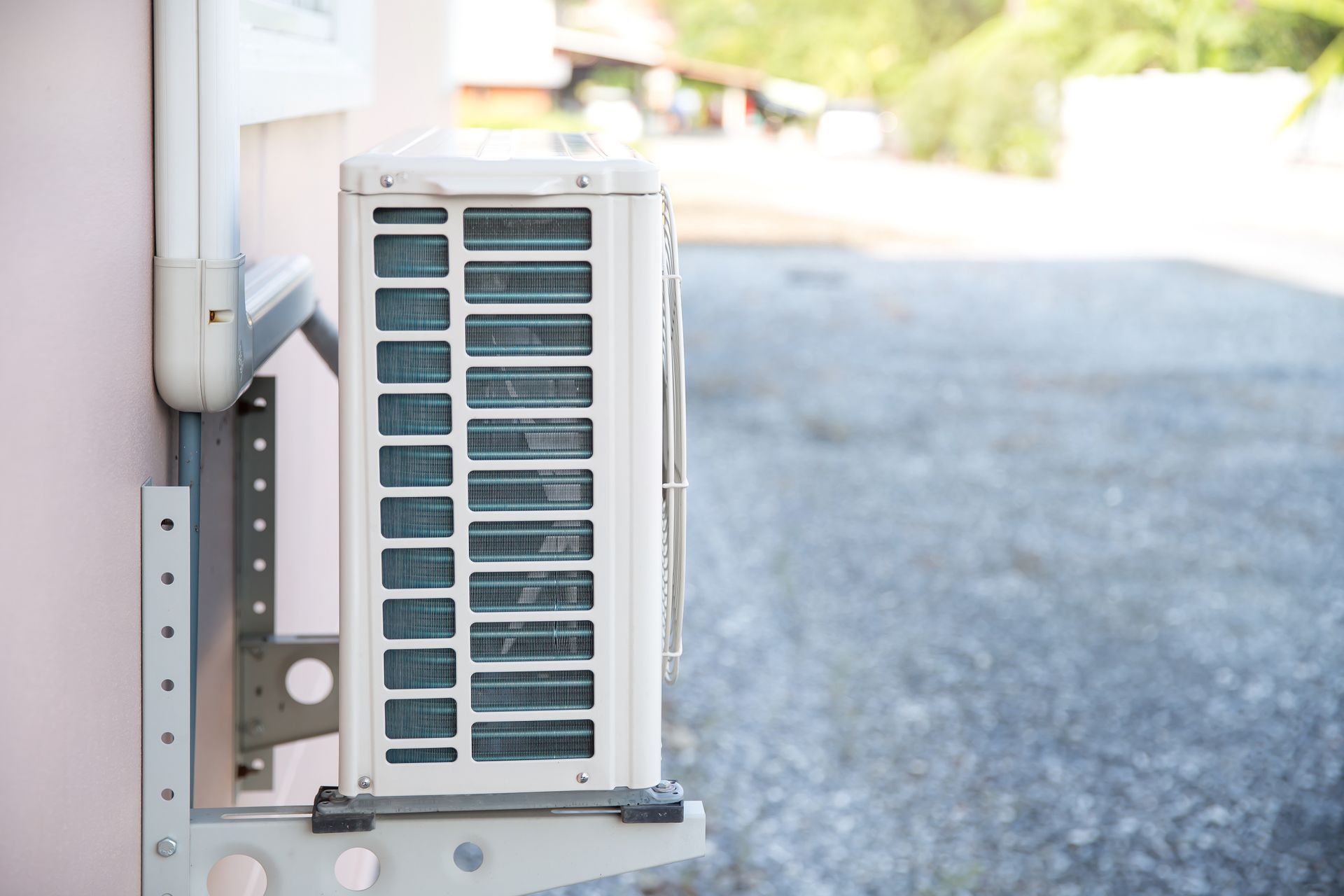 Un climatiseur est monté sur le côté d'un bâtiment.