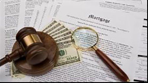 martello del giudice dollari e lente di ingrandimento su dei documenti