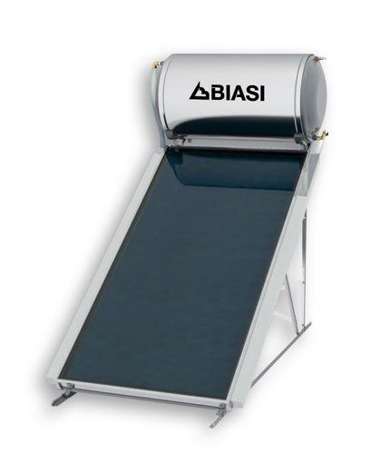 Un sistema di riscaldamento dell'acqua a energia solare del marchio Biasi, composto da un pannello collettore solare piatto montato sotto un serbatoio orizzontale.