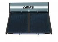 Scaldabagno solare a marchio Biasi, caratterizzato da un serbatoio cilindrico argentato montato sopra un grande collettore a piastra piatta nera.