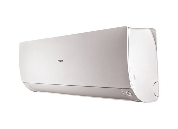 Unità interna di un condizionatore d'aria a parete, di colore bianco, dal design moderno ed elegante su sfondo bianco.