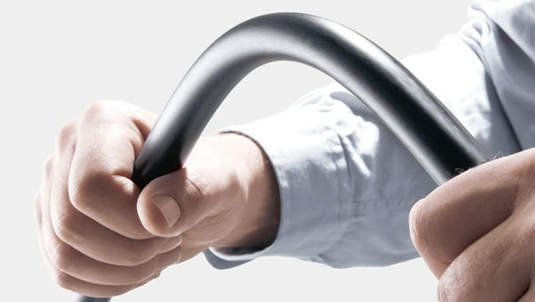 persona che piega un tubo