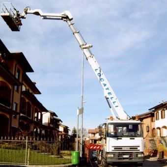 Piattaforme carrate da 28 a 40 metri a Pavia e Piacenza-Locatelli Manutenzioni srl