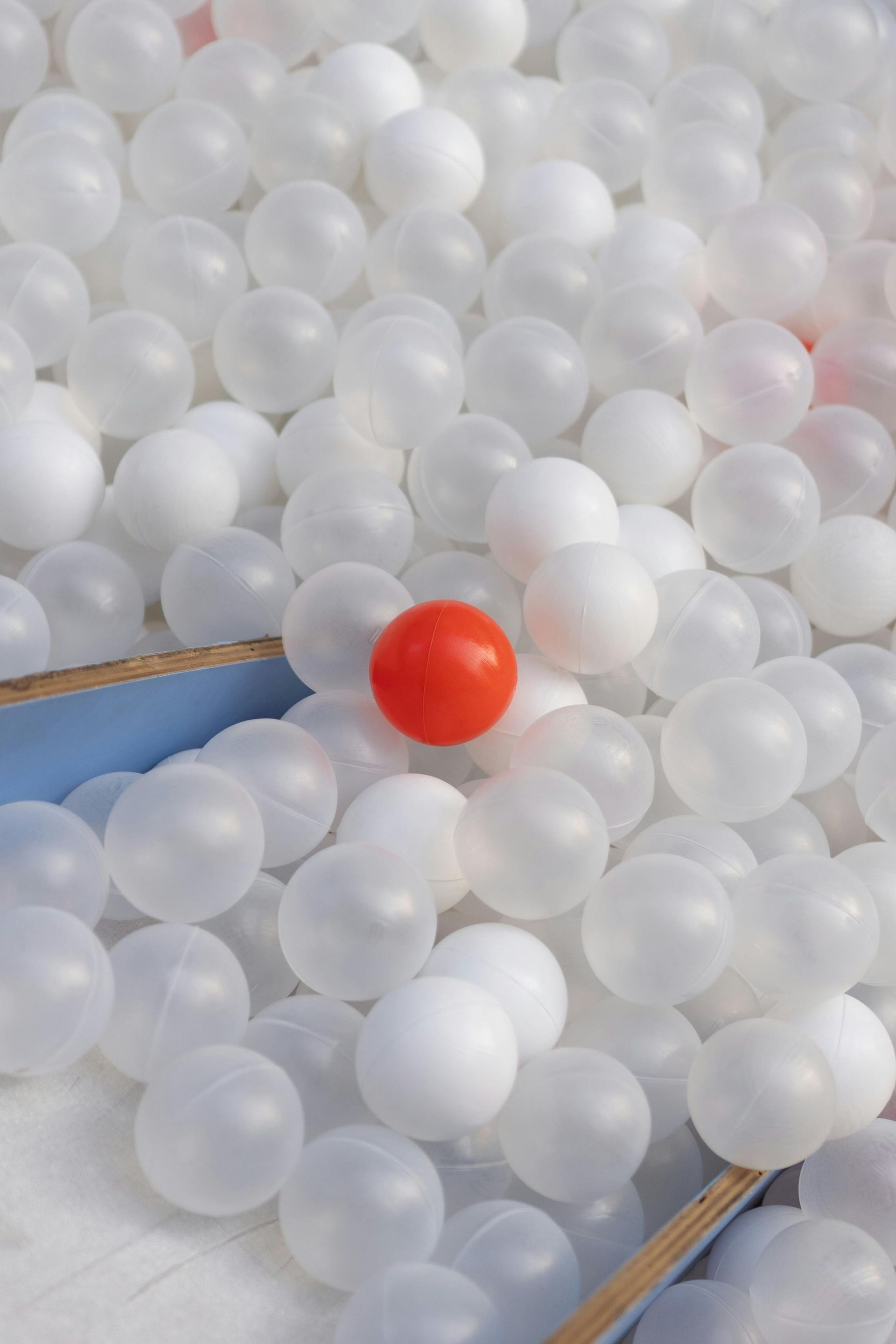 Red ball surrounded by white balls.