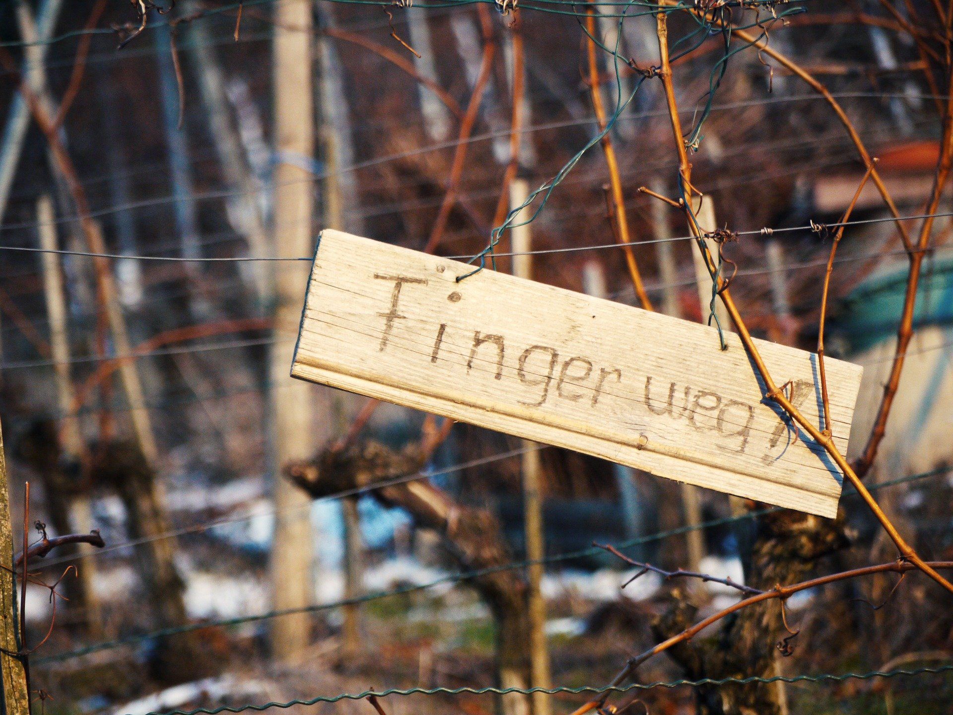 Finger weg Schild aus Holz mit Zaun und Schnee
