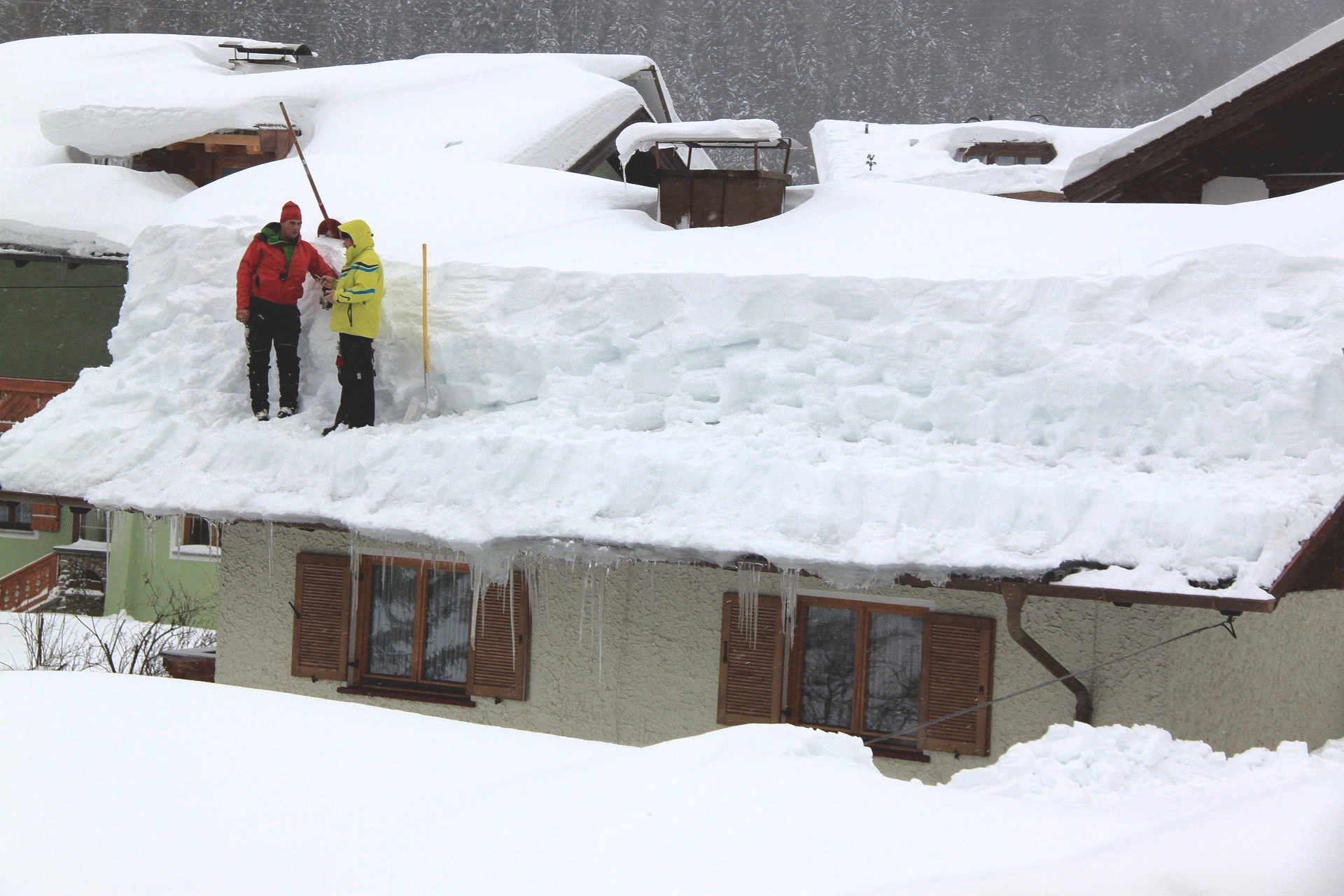Menschen auf dem Dach voller Schnee