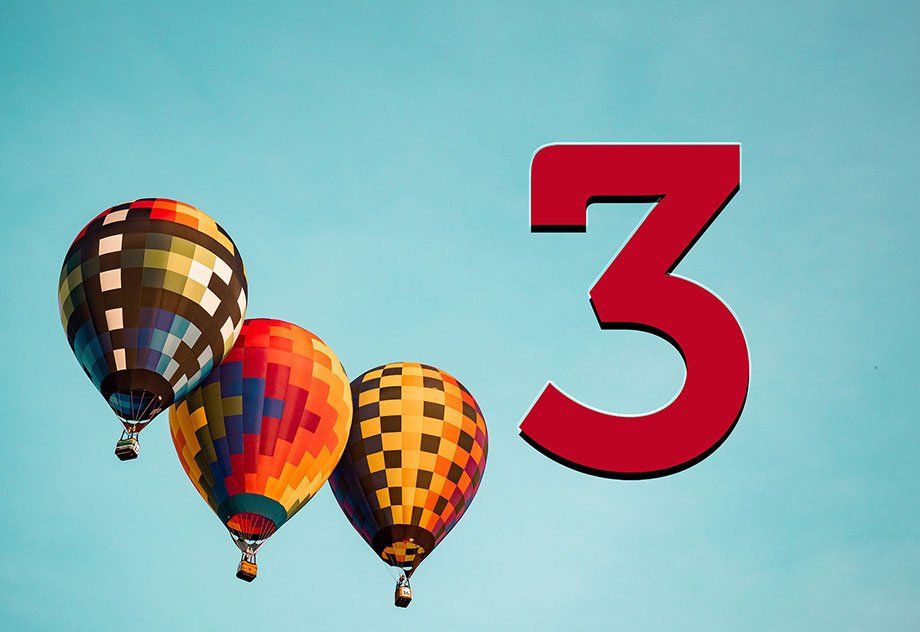 Zahl 3 und drei Heissluftballons bunt im Himmel