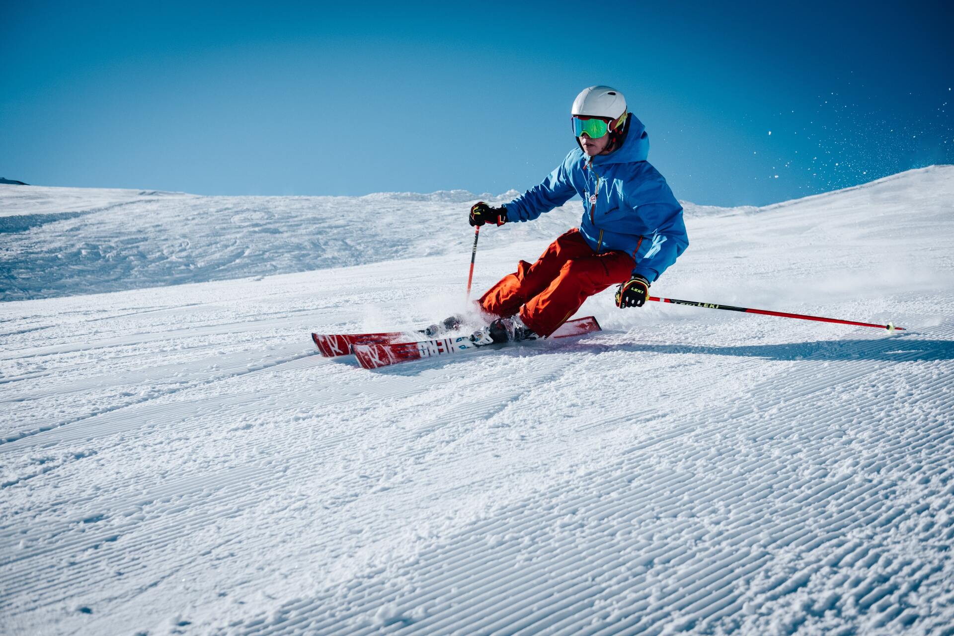 Skifahrer auf der Piste mit Schnee