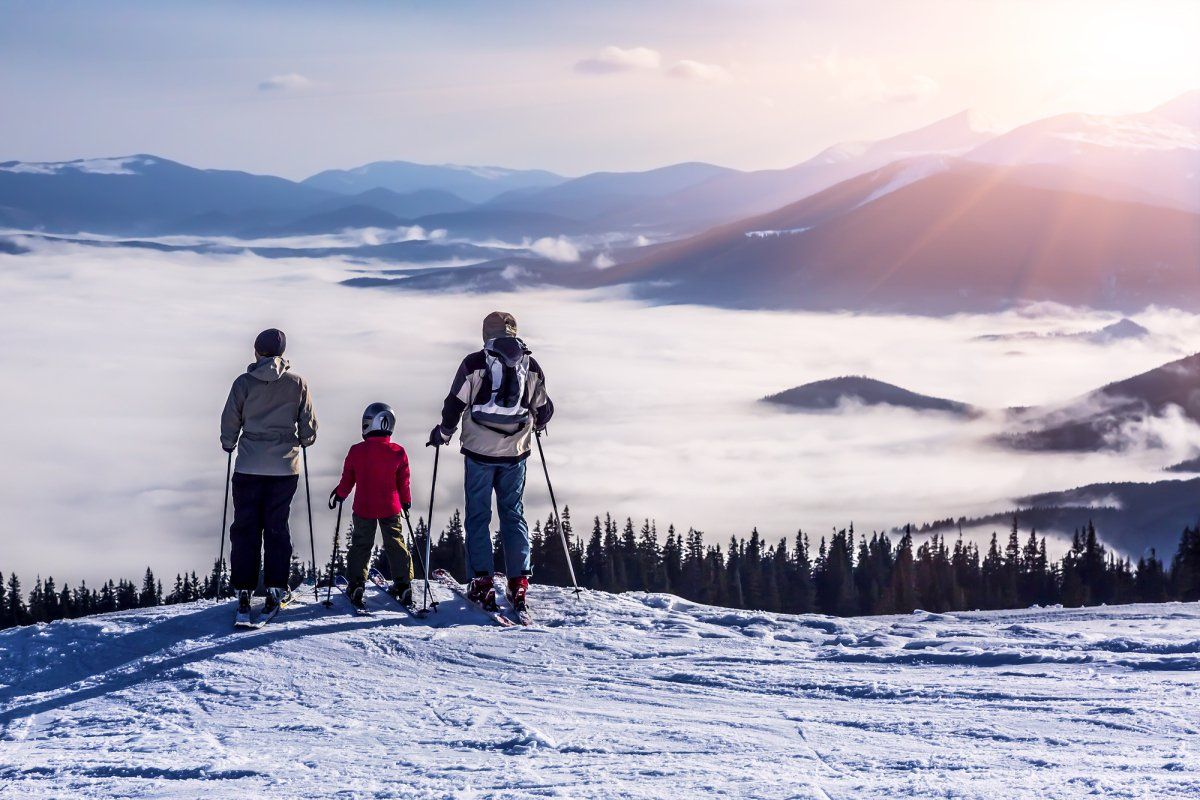 Panoramabild mit Bergen und Schnee und Familie
