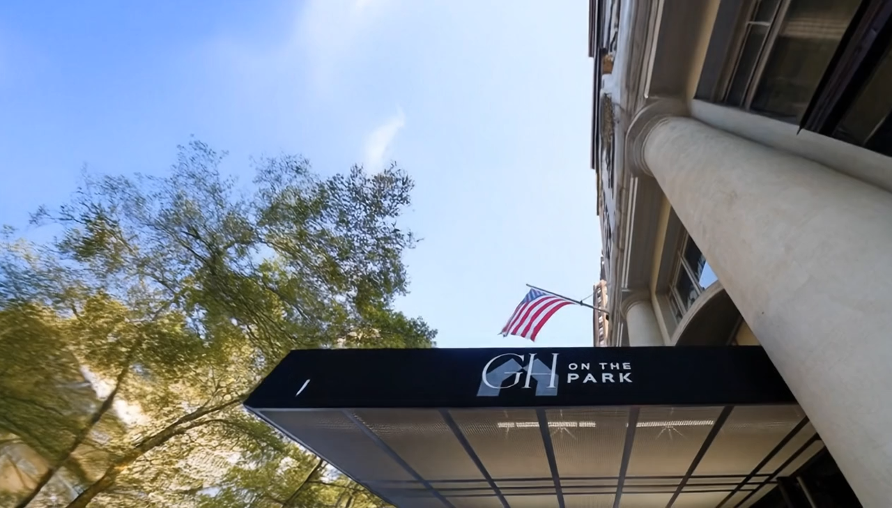A building with a sign that says gn park