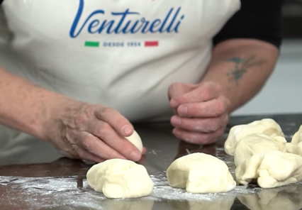 Uma pessoa usando um avental que diz venturelli