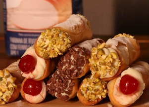 Uma pilha de cannoli com diferentes coberturas