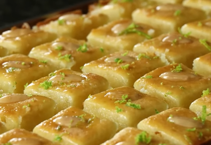 Um close de um monte de quadrados de comida em uma mesa.