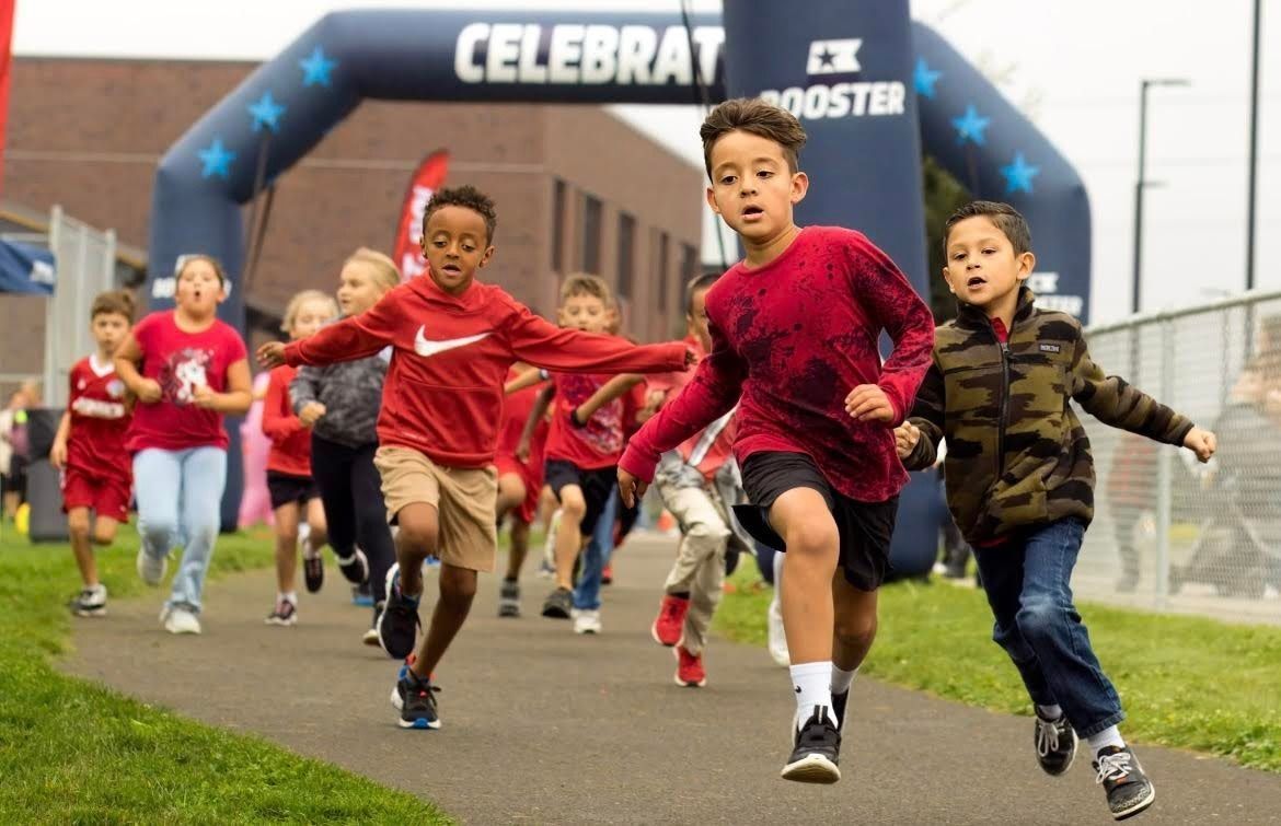 Emerald Otters running in last year's fun run!