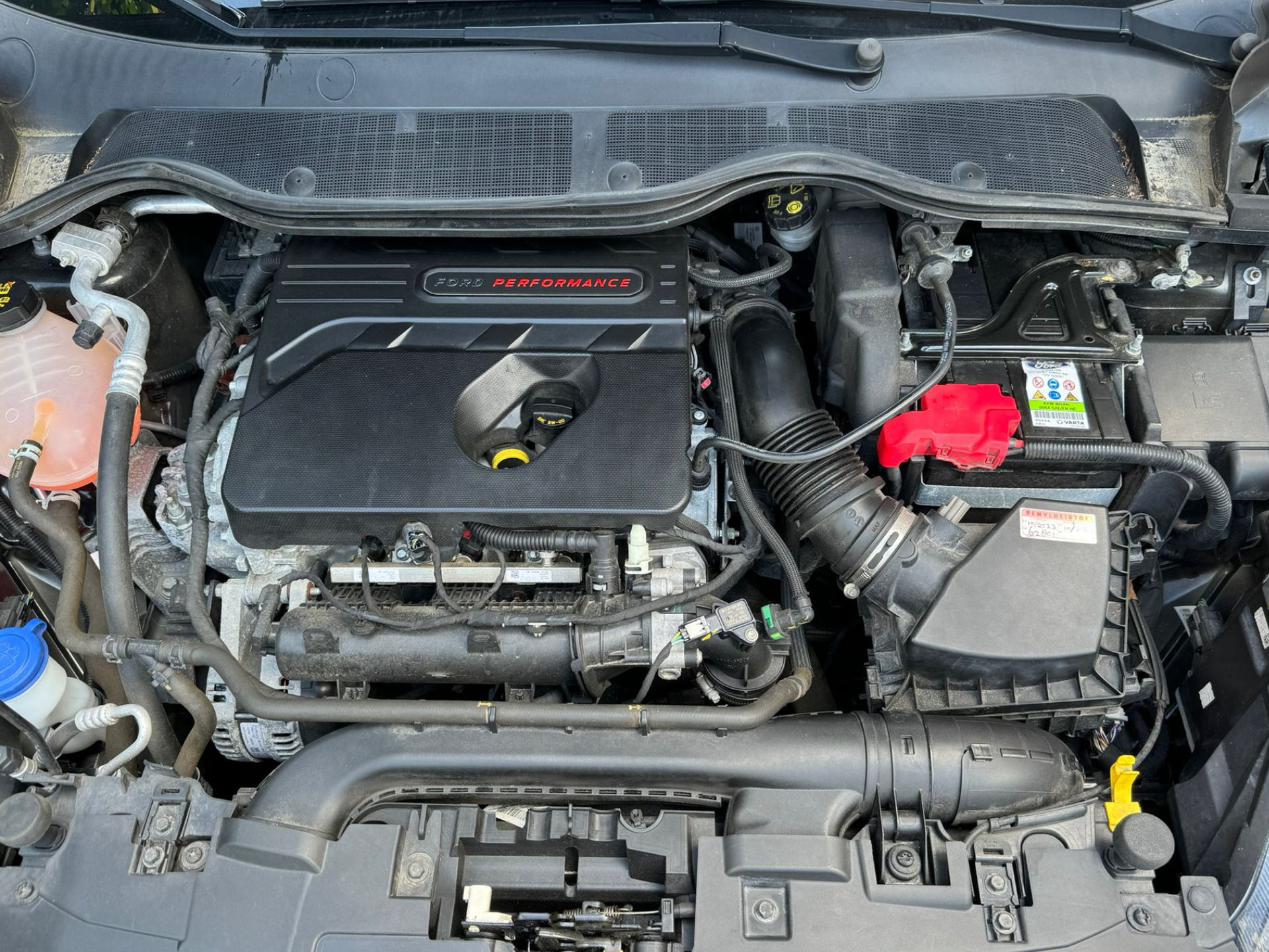 Een close-up van de motor voor installatie Mountune carbon induction kit.