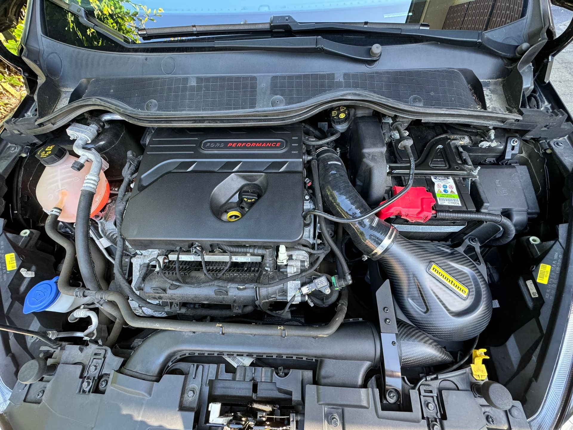 Ford-motorruimte, zwart met een aftermarket-luchtinlaat.