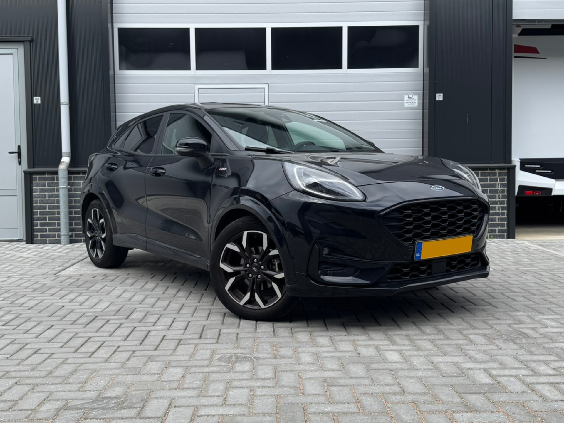 Ford Puma Zwart, Interieur, Reinigen, Stofzuigen