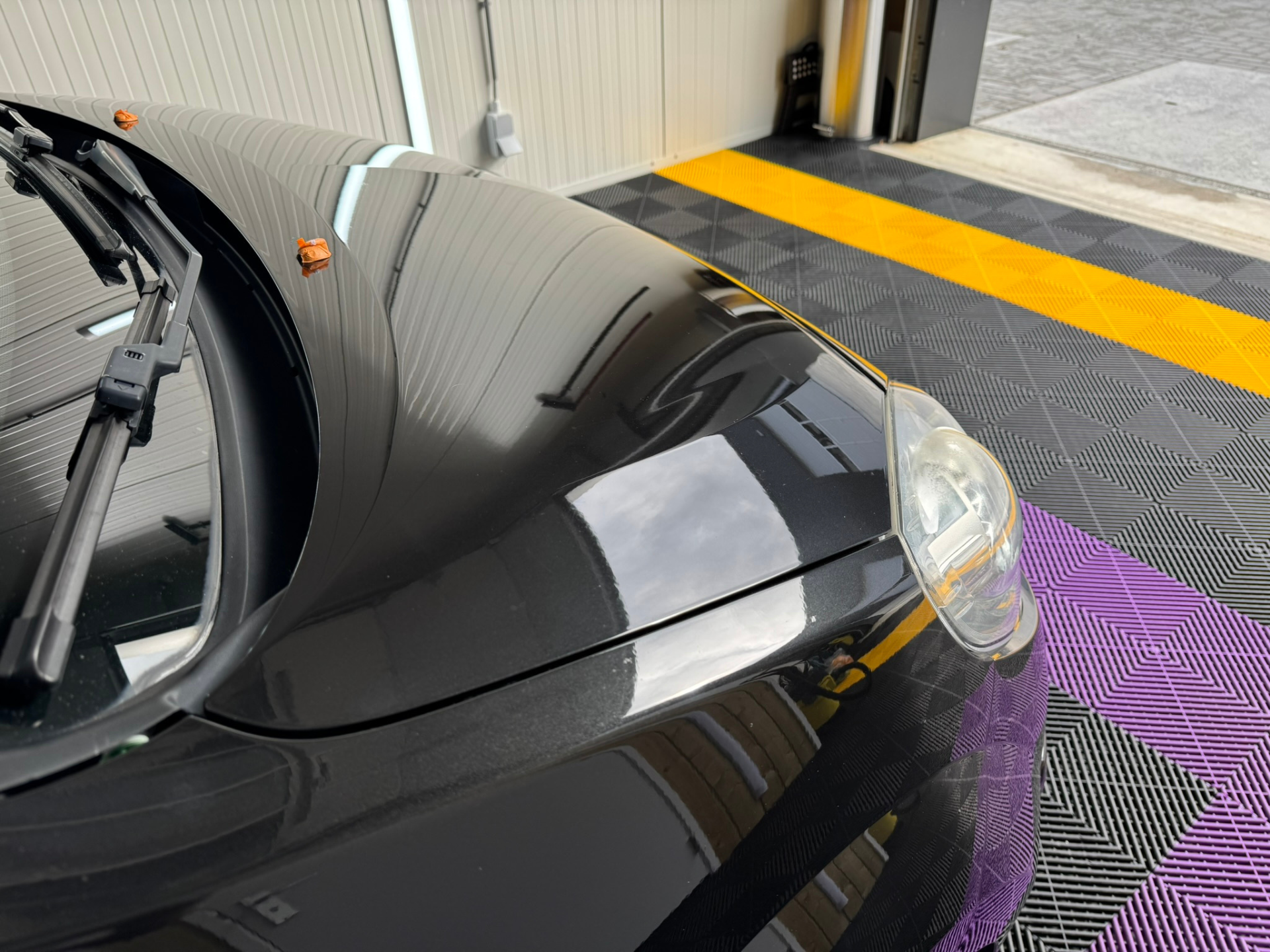 Zwarte auto met glanzende lak