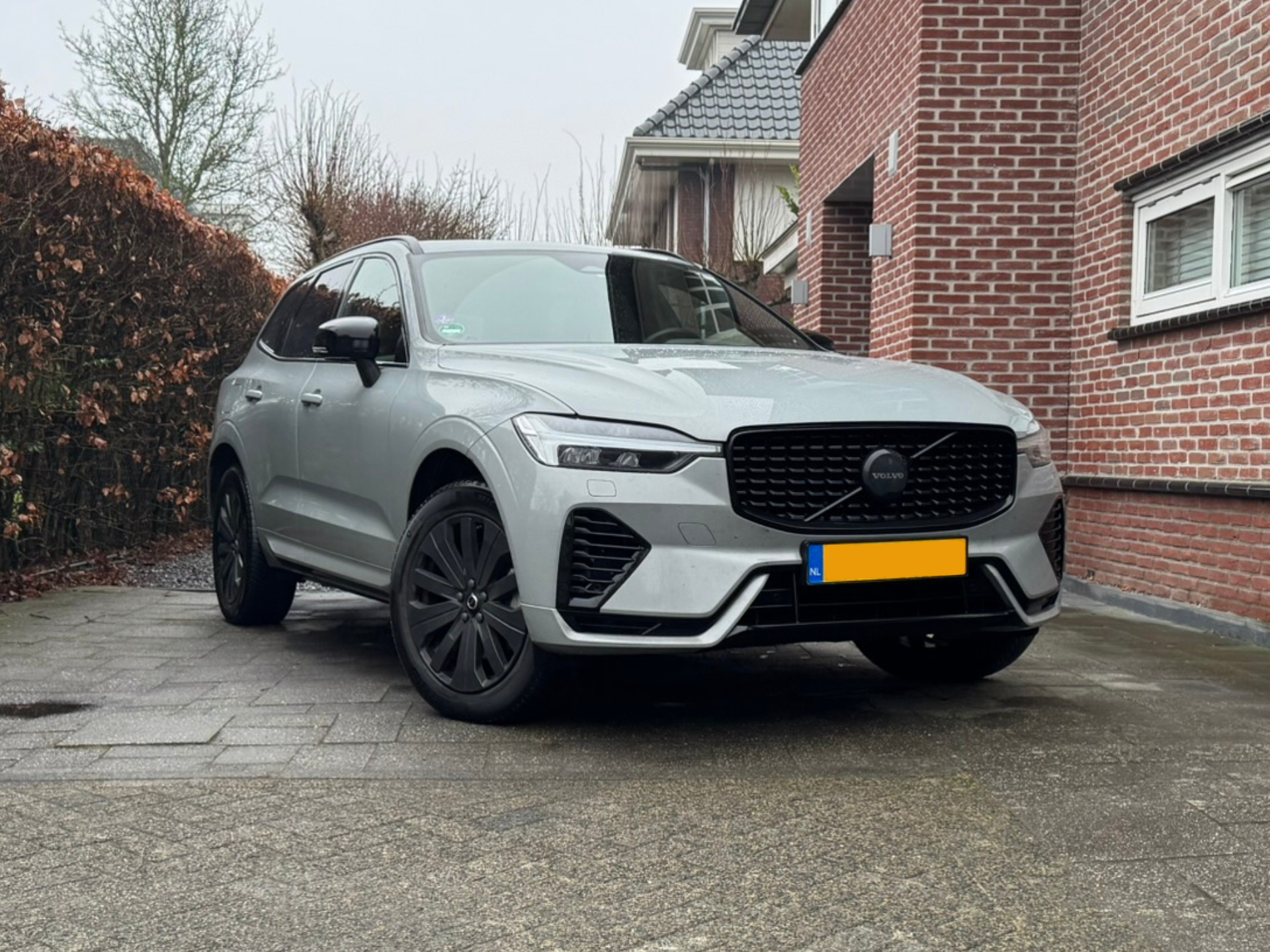 Grijze Volvo XC60 SUV. Zwarte velgen en grille.
