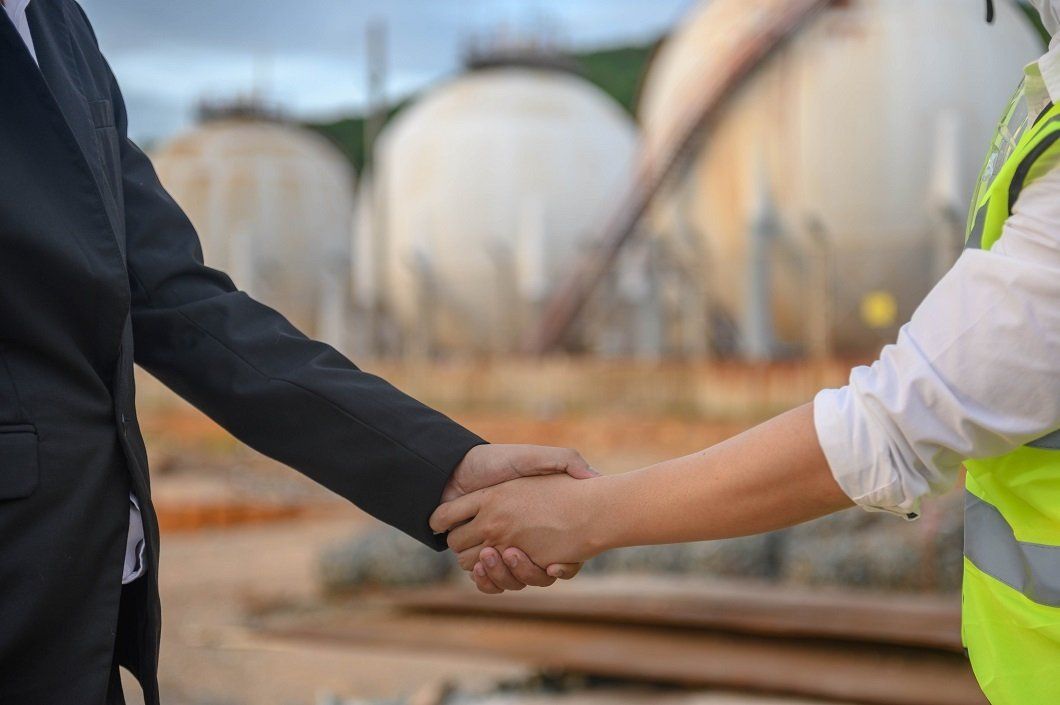stretta di mano tra professionista e consulente del lavoro
