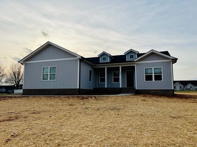 A large house is sitting in the middle of a field.