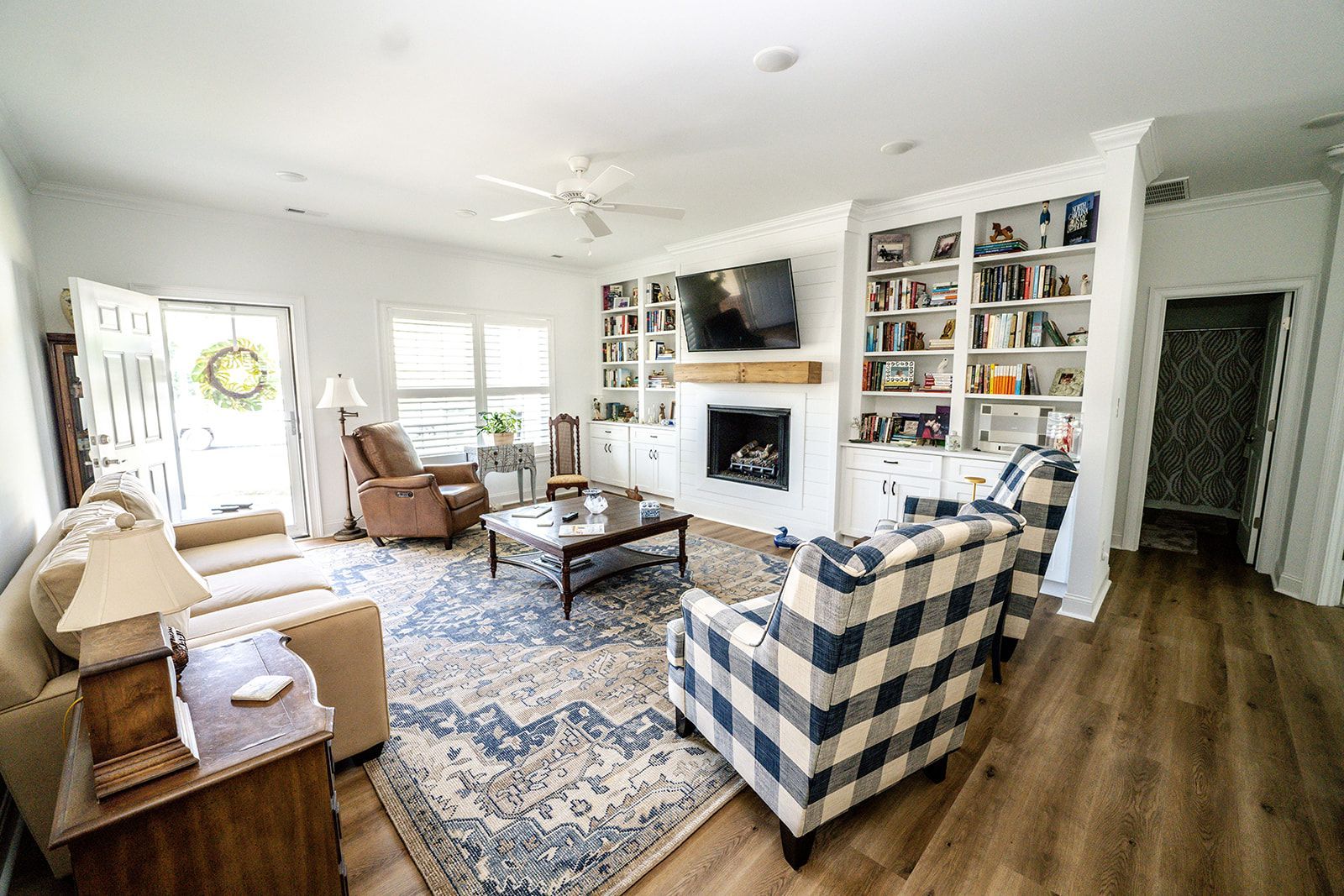 A living room filled with furniture and a fireplace.