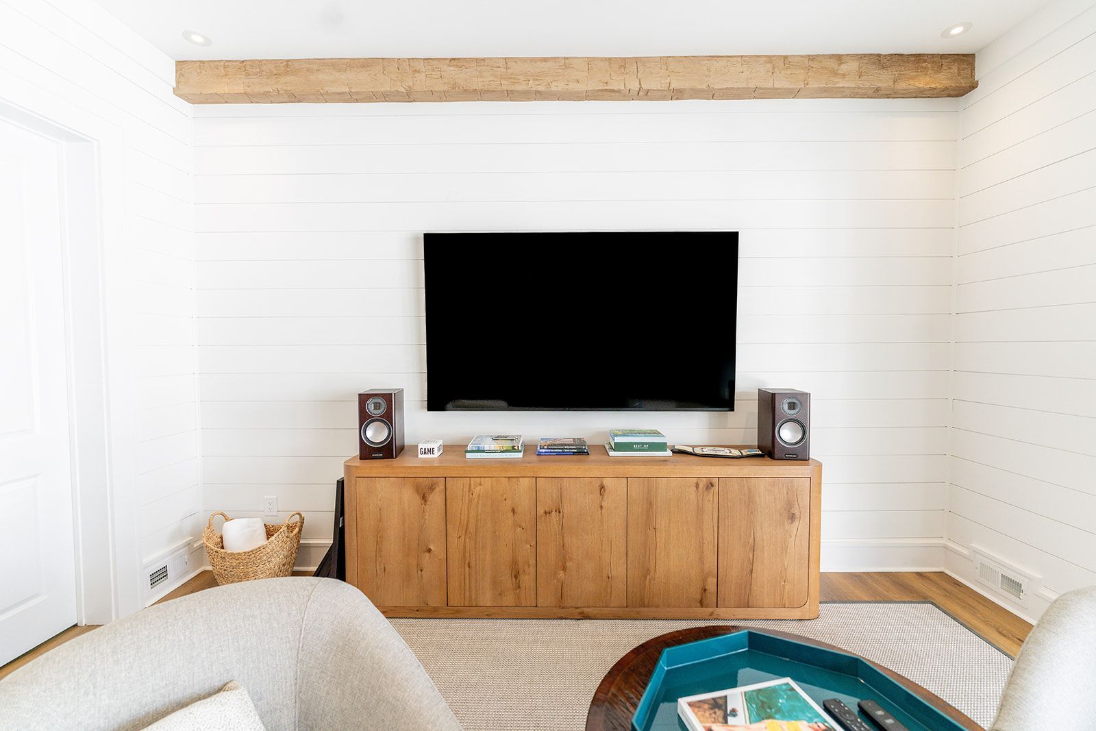 A living room with a flat screen tv on the wall.