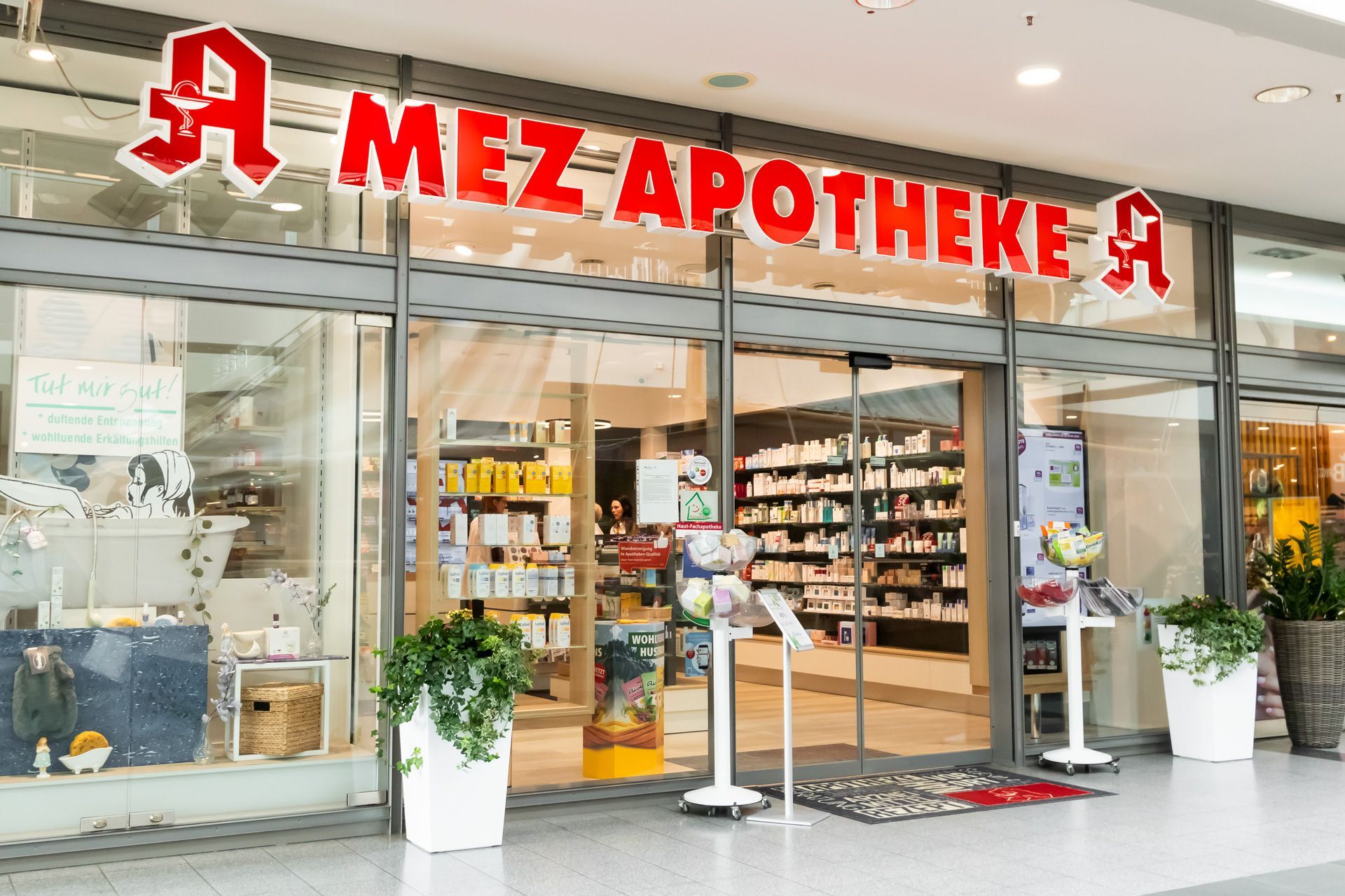 Die Vorderseite einer Apotheke mit einem Schild mit der Aufschrift „Mez Apotheke“.
