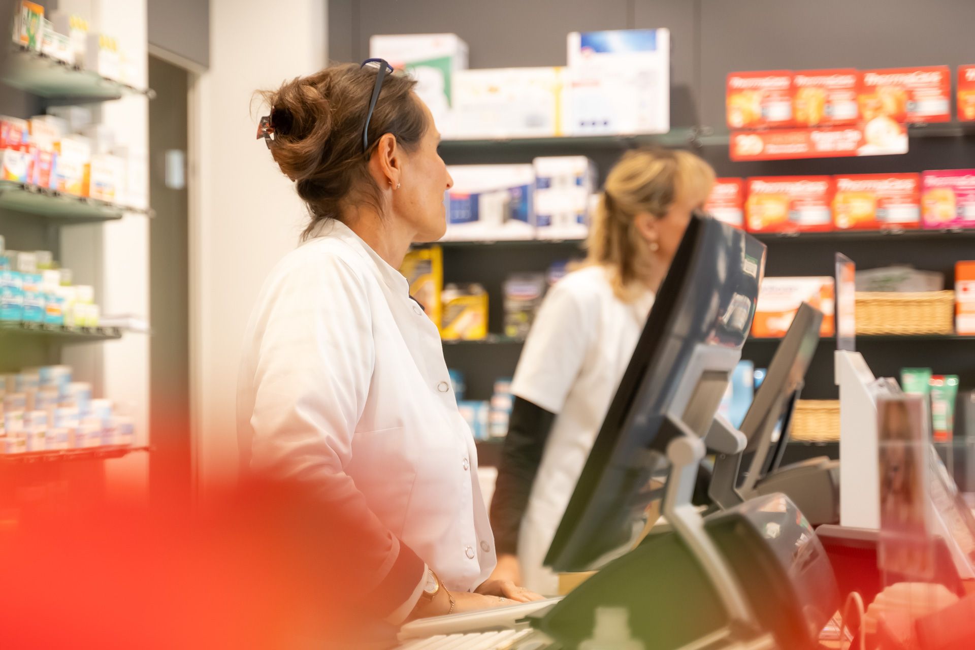 Eine Frau benutzt einen Computer in einer Apotheke.