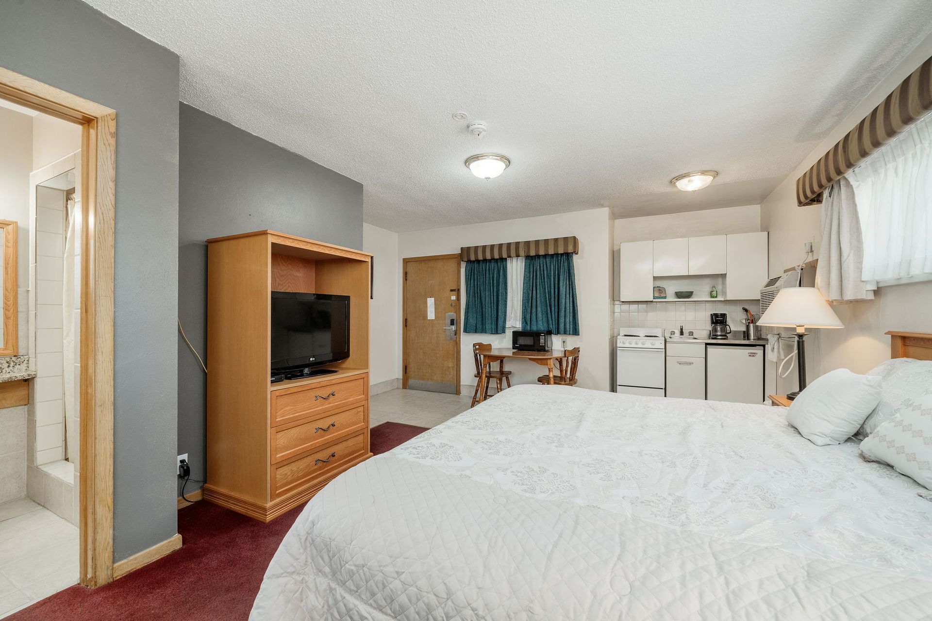 Newly renovated Dakota Prairie Inn & Suites Canistota, SD