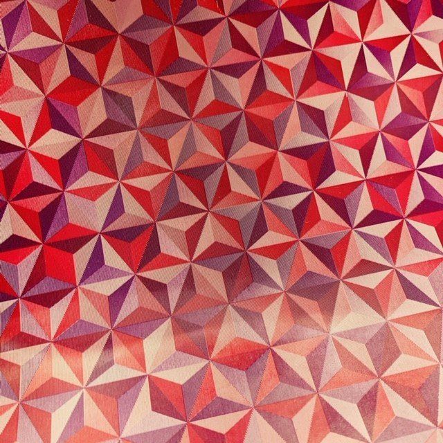 Un primo piano di un motivo geometrico rosso e viola