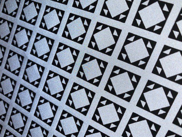 Un motivo bianco e nero con quadrati e triangoli su uno sfondo bianco