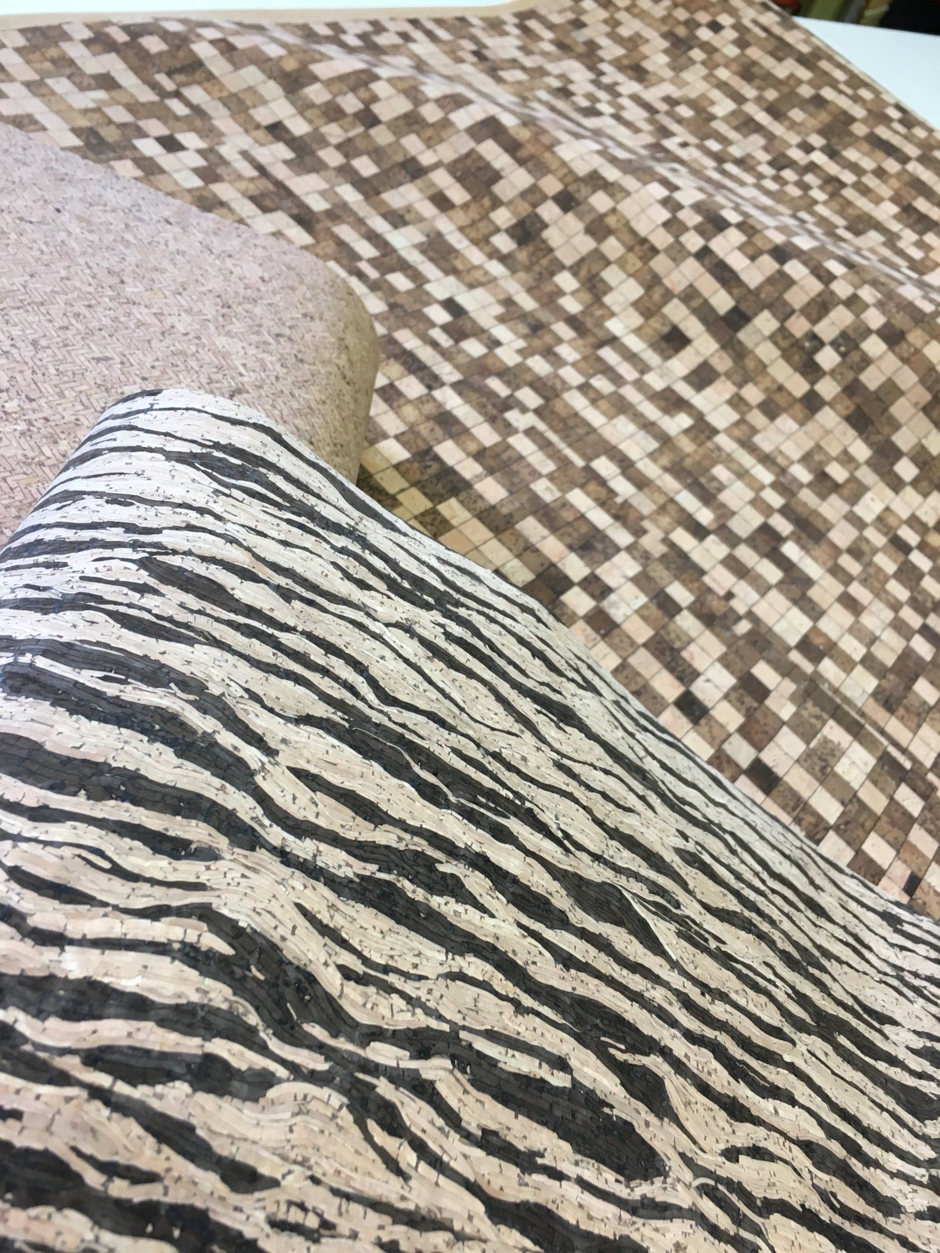 Un primo piano di un tessuto con stampa zebra su un tavolo