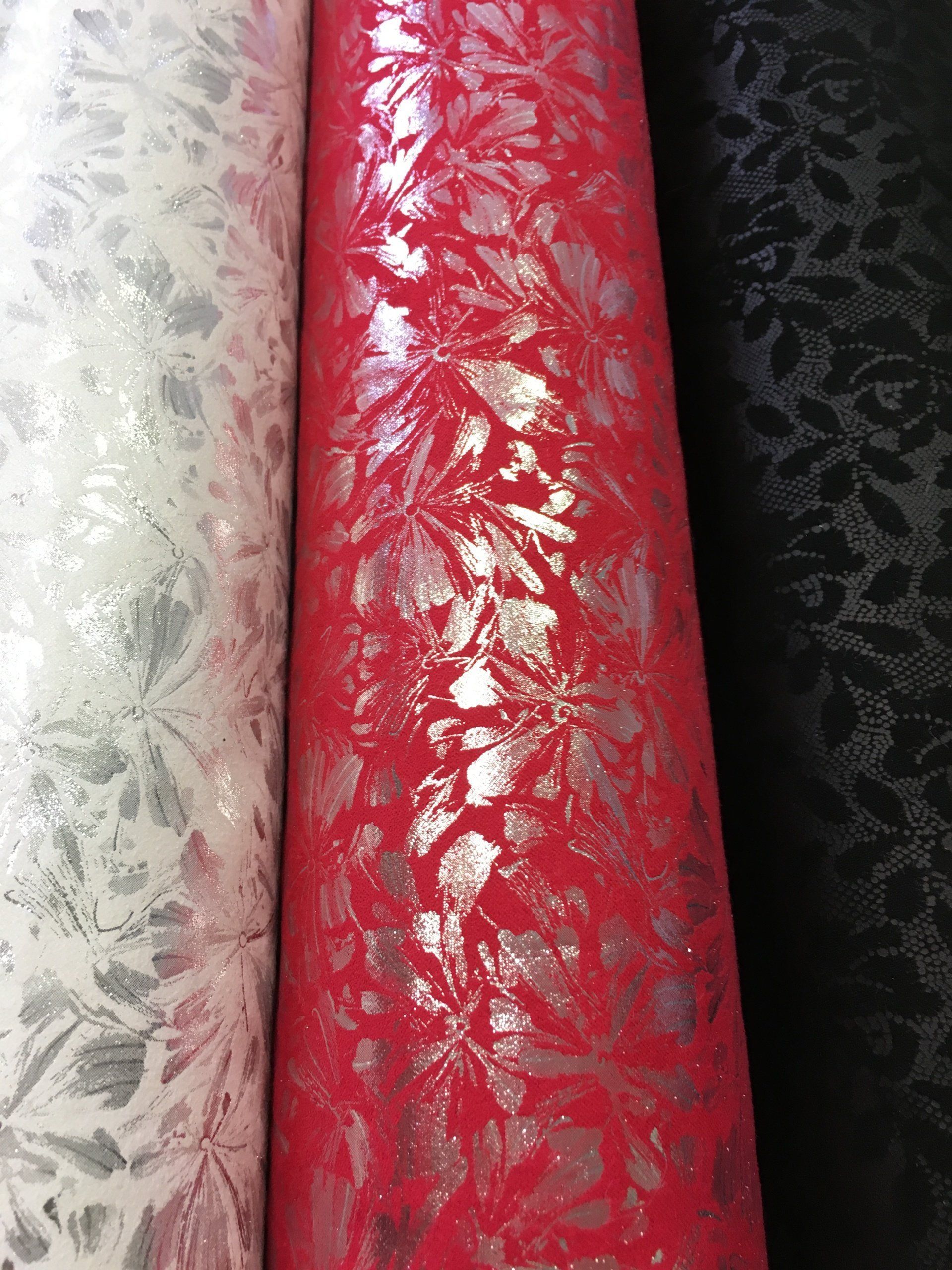 Un primo piano di un tessuto rosso, bianco e nero