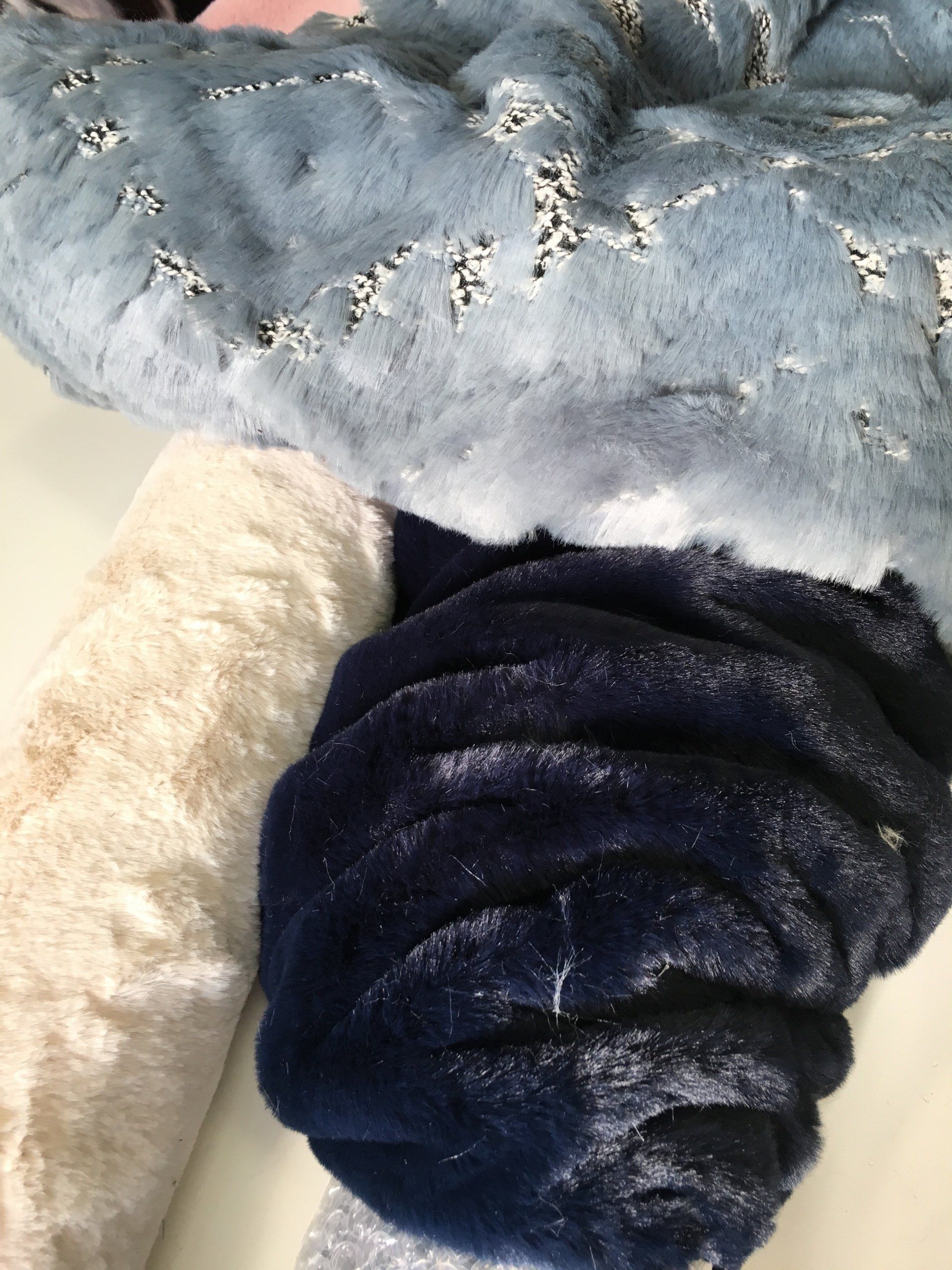 Un primo piano di una coperta di pelliccia blu e bianca