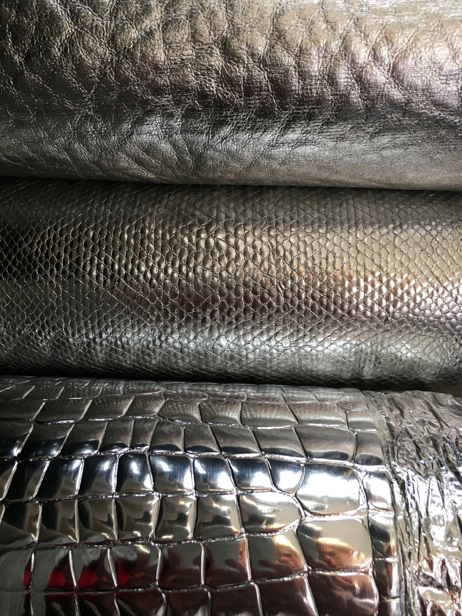 Tre rotoli di pelle argentata sono impilati uno sopra l'altro.