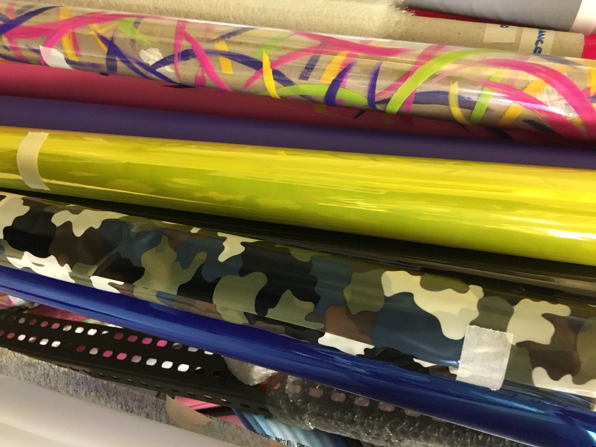 Un mucchio di tessuti di colori diversi sono impilati uno sopra l'altro