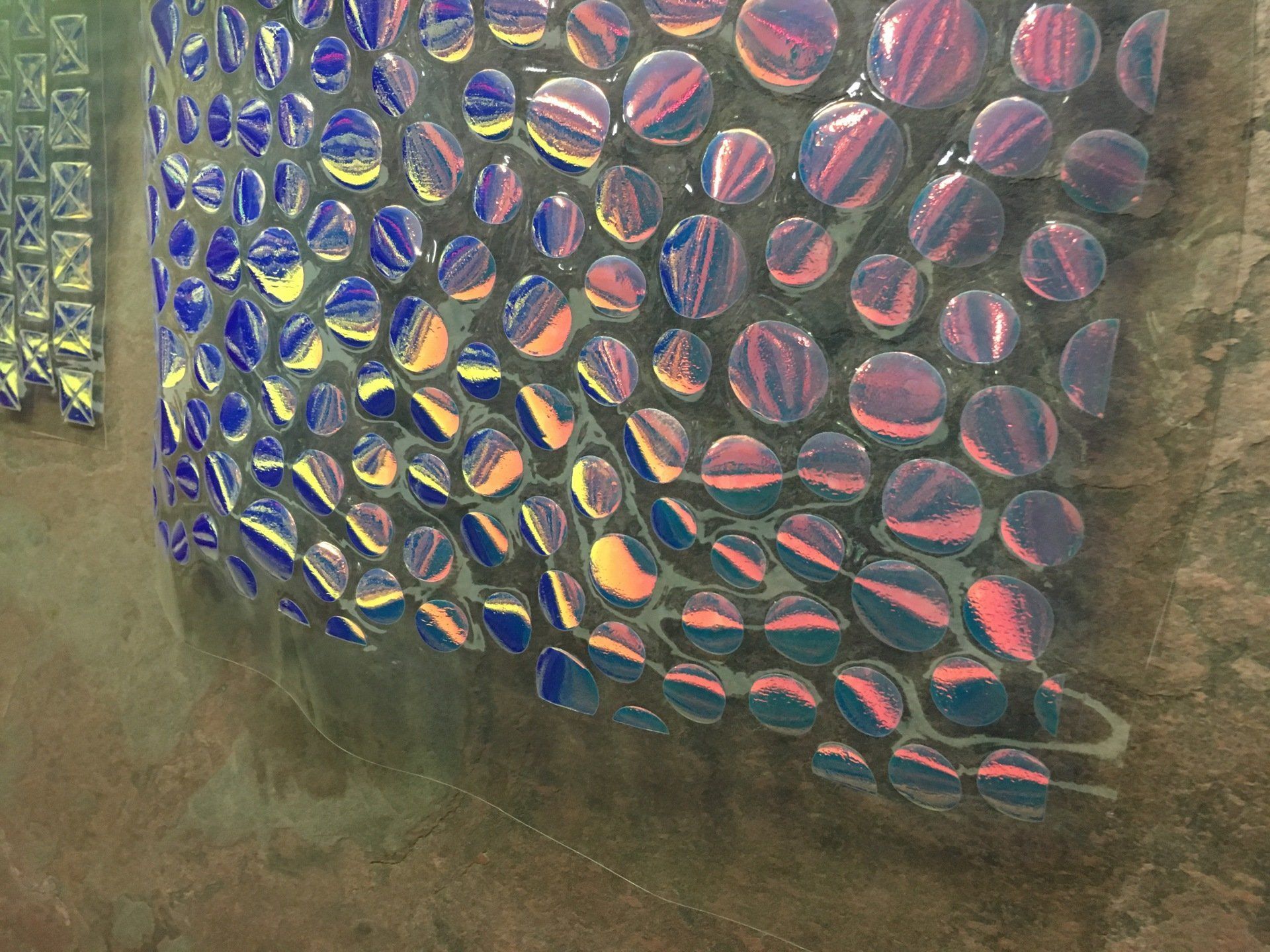 Un primo piano di un dipinto di bolle su un muro