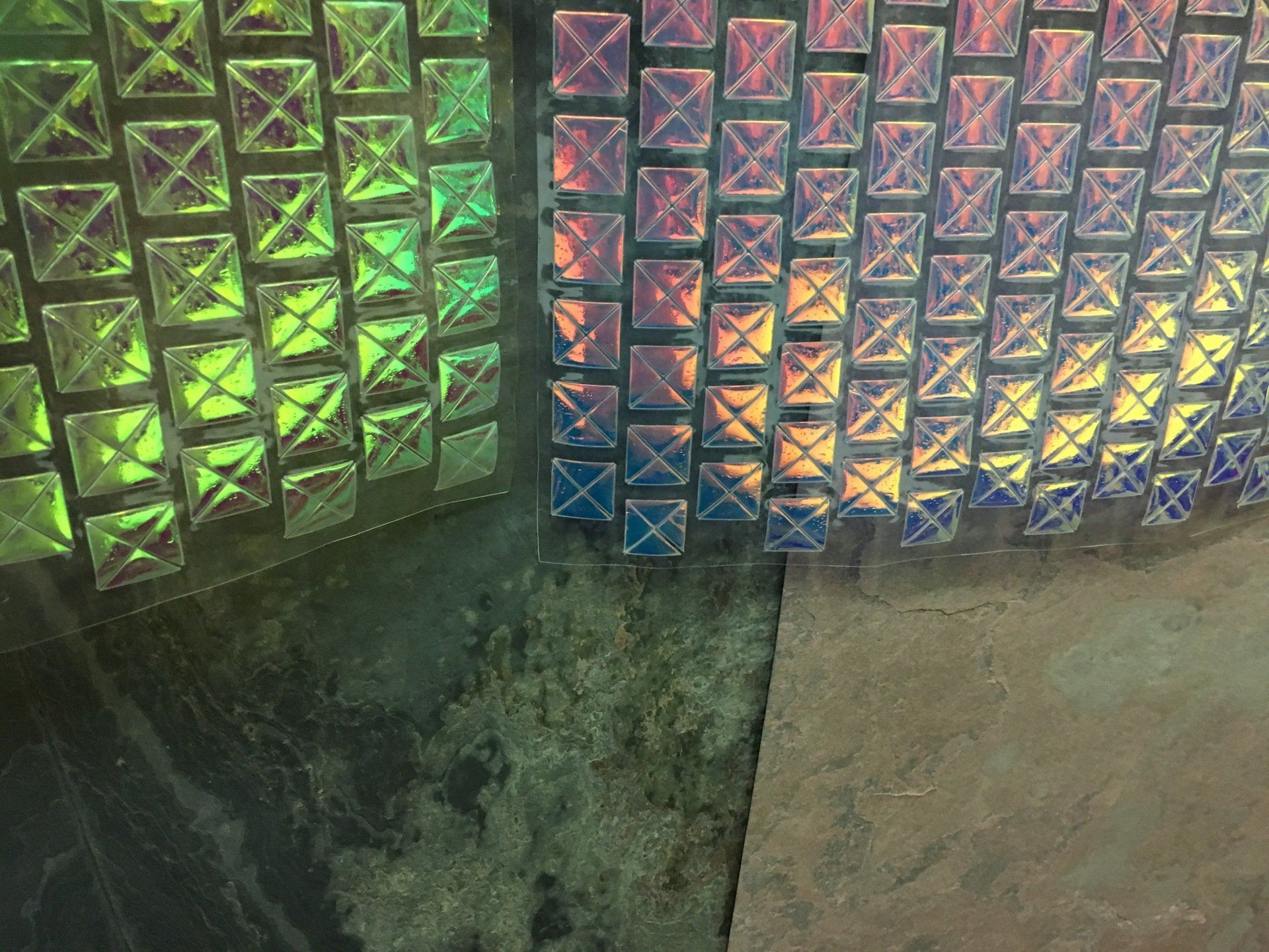 Un muro con un motivo a quadrati