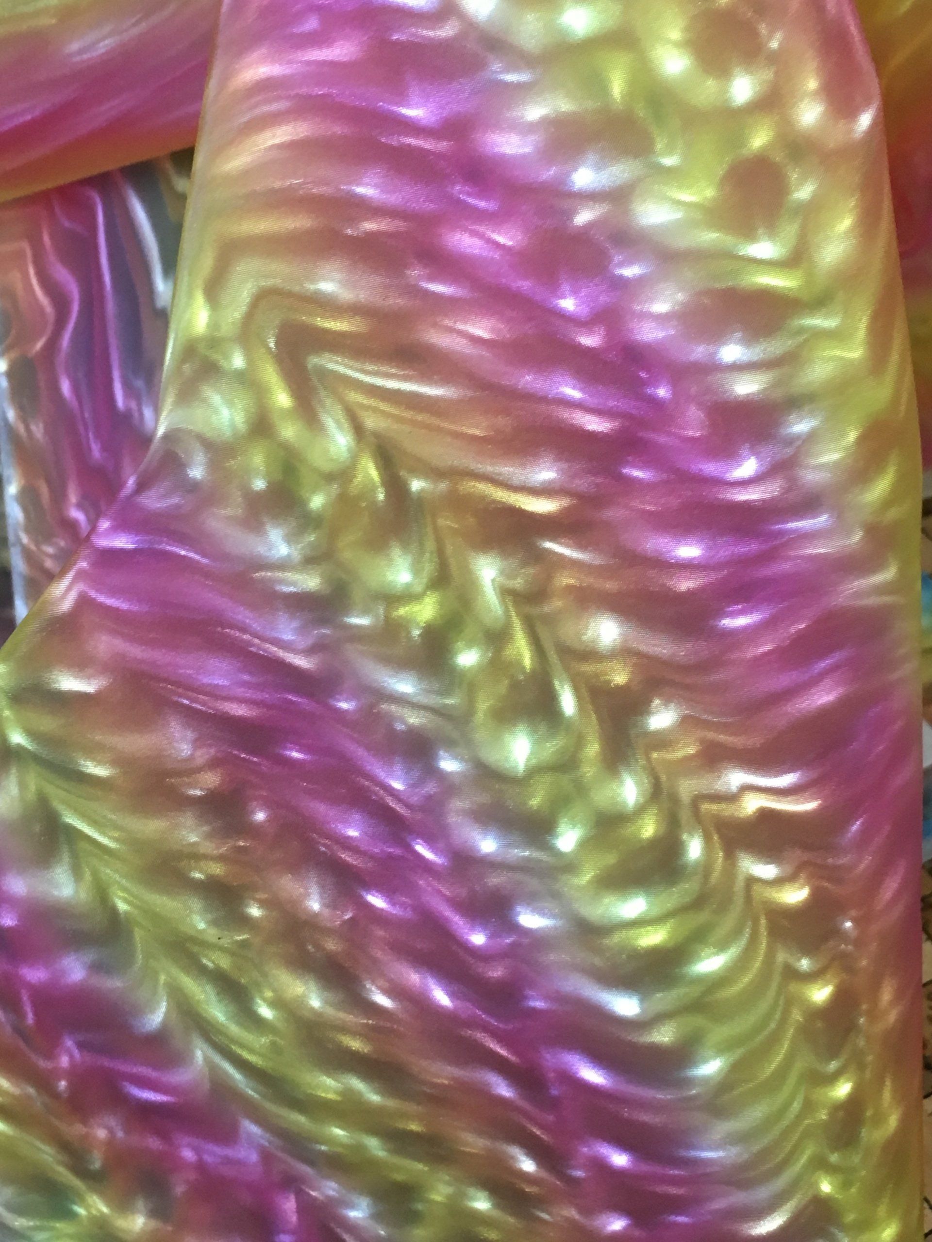 Un primo piano di un sacchetto di plastica color arcobaleno