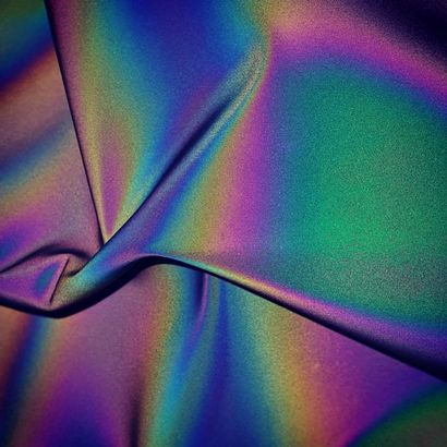 Un primo piano di un pezzo di tessuto color arcobaleno.