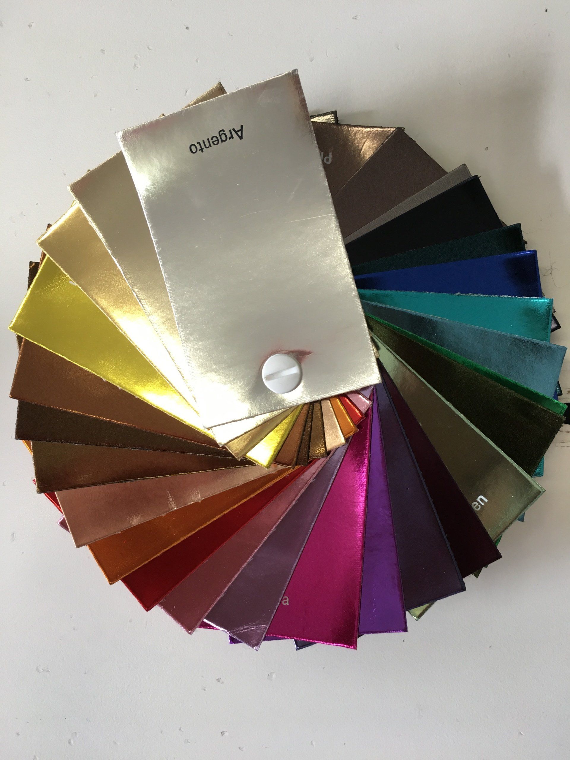 Un mucchio di fogli di carta di diversi colori disposti in cerchio