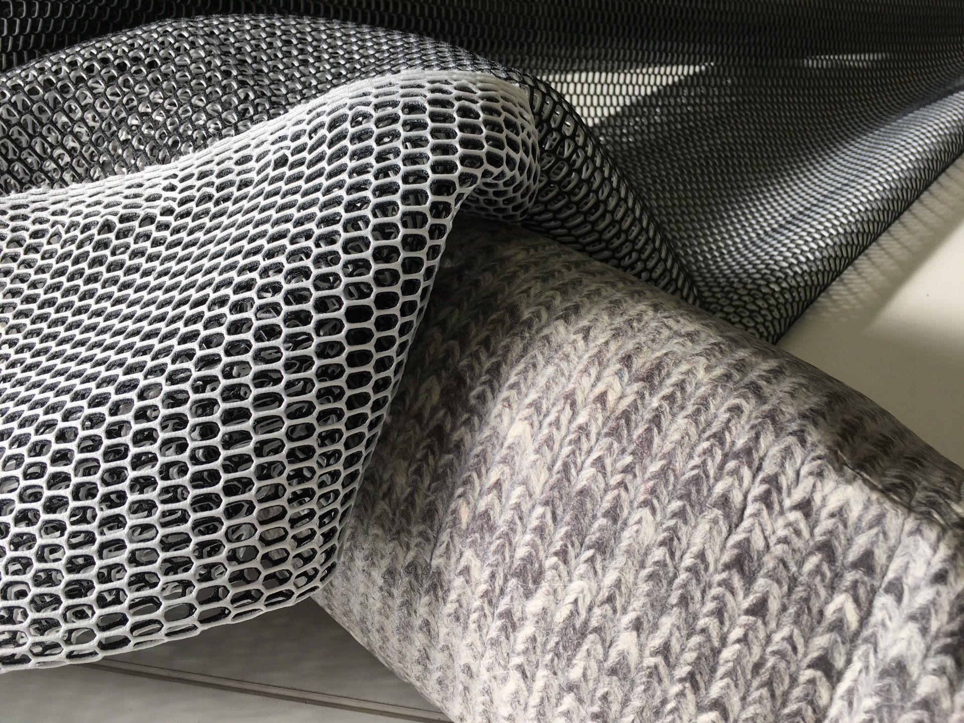 Un primo piano di un pezzo di tessuto su un tavolo.