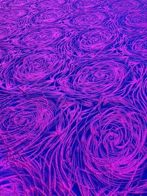 Un primo piano di un motivo viola e blu su una superficie.