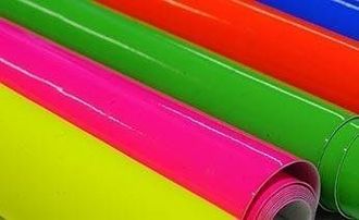 Un mucchio di tessuti di colori diversi sono impilati uno sopra l'altro