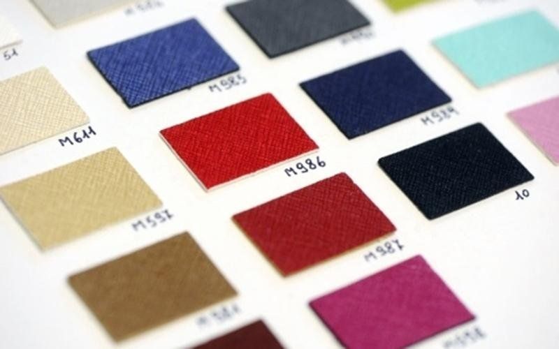 Una varietà di campioni di tessuto sono disposti su un tavolo