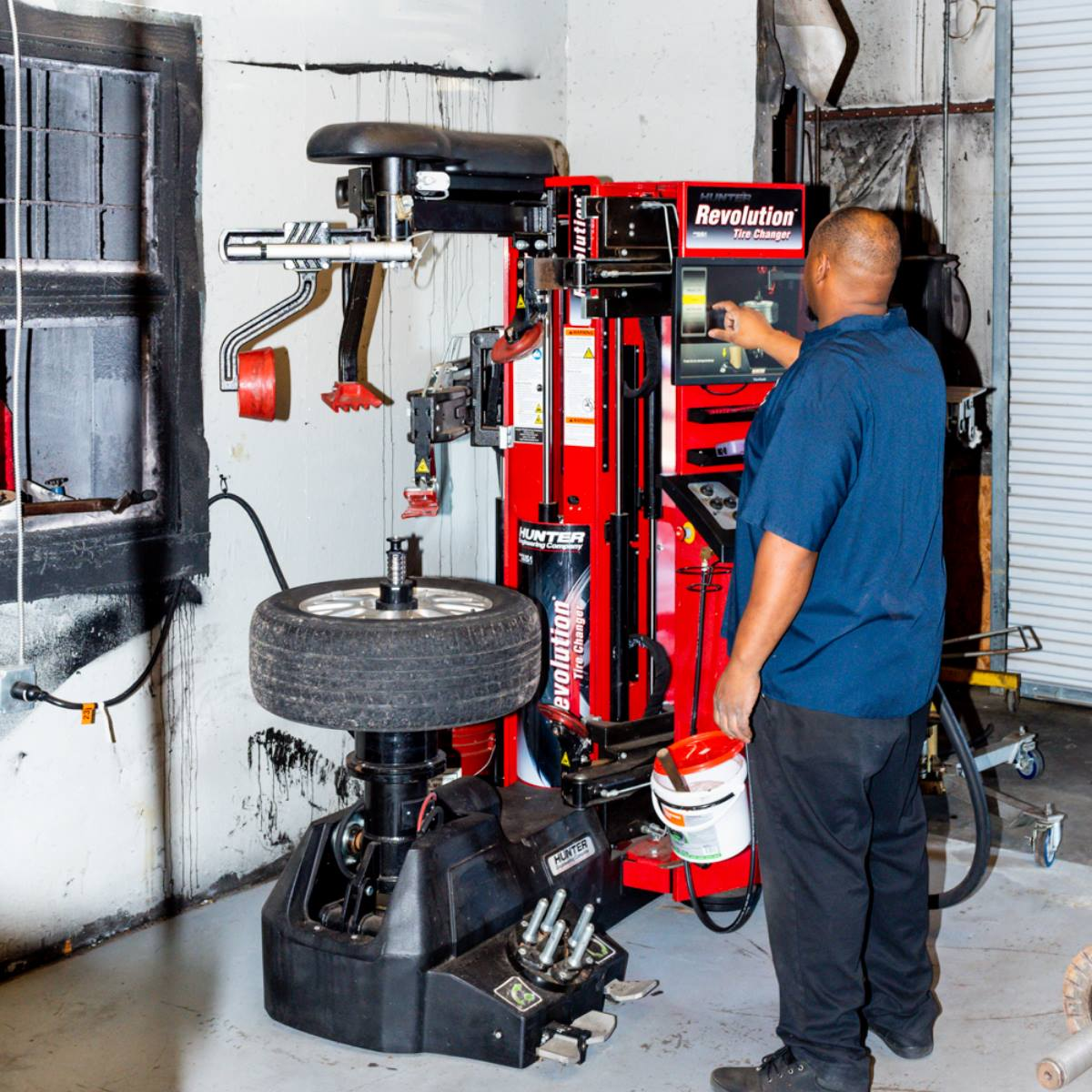 Man operating a tire changing machine | Randall's Autohaus
