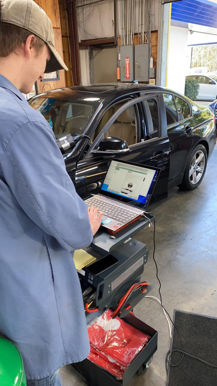 Mechanic uses laptop to diagnose black car | Randall's Autohaus